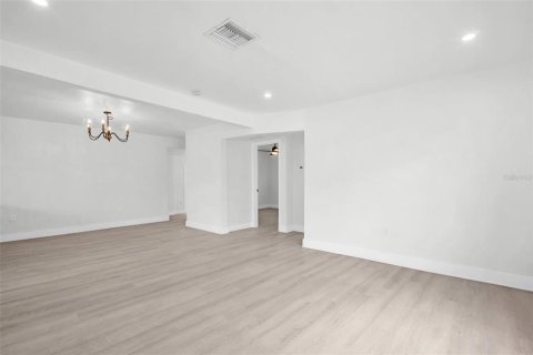 House in Saint Petersburg, Florida 3 bedrooms, 158.4 sq.m. № 2195727 - photo 3