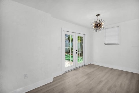 House in Saint Petersburg, Florida 3 bedrooms, 158.4 sq.m. № 2195727 - photo 13