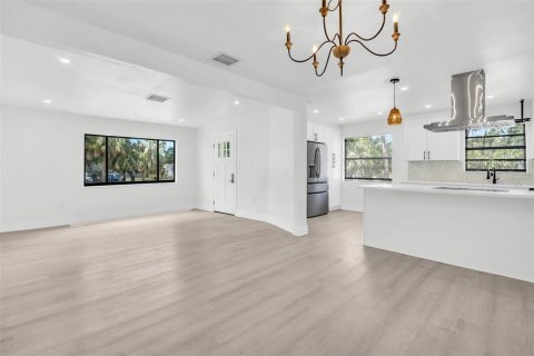 House in Saint Petersburg, Florida 3 bedrooms, 158.4 sq.m. № 2195727 - photo 5