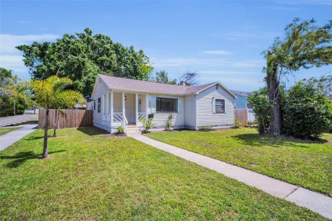 House in Saint Petersburg, Florida 3 bedrooms, 158.4 sq.m. № 2195727