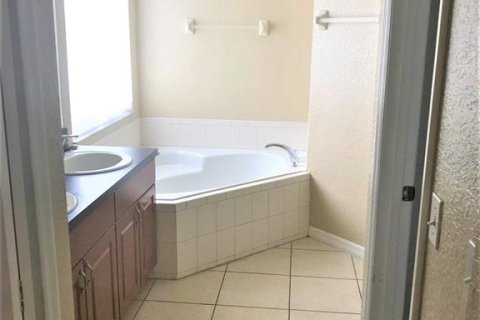 House in Kissimmee, Florida 3 bedrooms, 185.25 sq.m. № 2231808 - photo 21