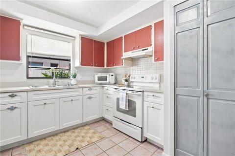 House in Tampa, Florida 3 bedrooms, 159.61 sq.m. № 2337329 - photo 16