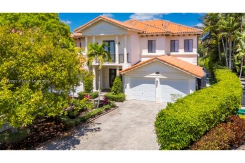 House in Cutler Bay, Florida 5 bedrooms, 468.88 sq.m. № 1953131 - photo 1