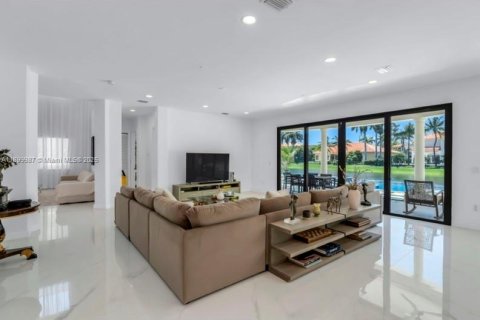 House in Cutler Bay, Florida 5 bedrooms, 468.88 sq.m. № 1953131 - photo 5