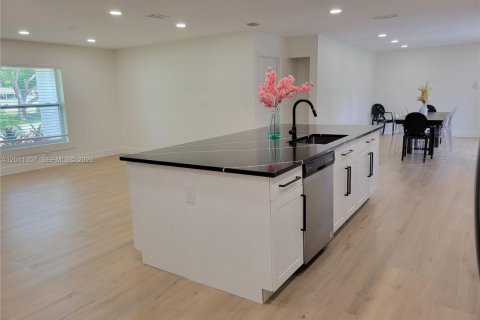 Casa en alquiler en North Palm Beach, Florida, 4 dormitorios, 176.61 m2 № 2074553 - foto 5