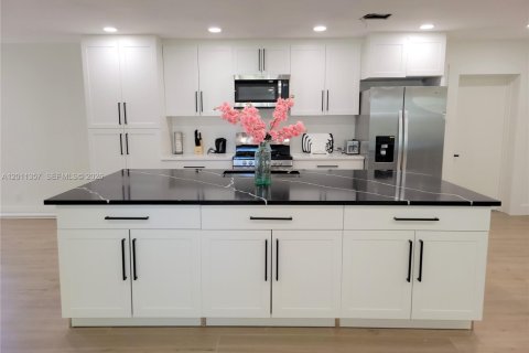 Casa en alquiler en North Palm Beach, Florida, 4 dormitorios, 176.61 m2 № 2074553 - foto 2