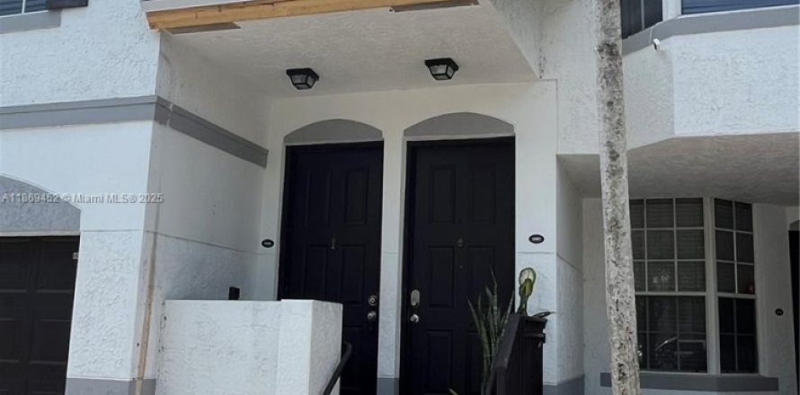 Townhouse in Sunrise, Florida 3 bedrooms, 119.38 sq.m. № 1896022