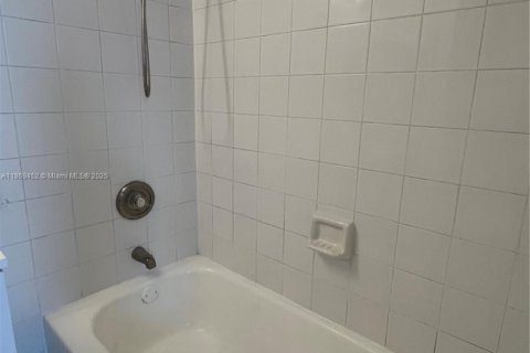 Townhouse in Sunrise, Florida 3 bedrooms, 119.38 sq.m. № 1896022 - photo 24