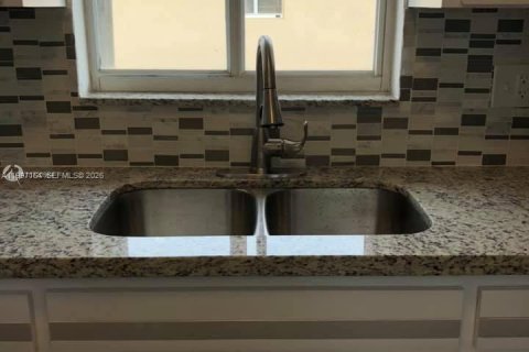 Снять в аренду таунхаус в Хайалиа, Флорида 2 спальни, 89.19м2, № 2059037 - фото 3