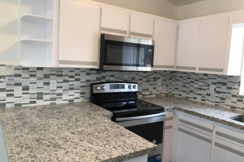 Снять в аренду таунхаус в Хайалиа, Флорида 2 спальни, 89.19м2, № 2059037 - фото 2