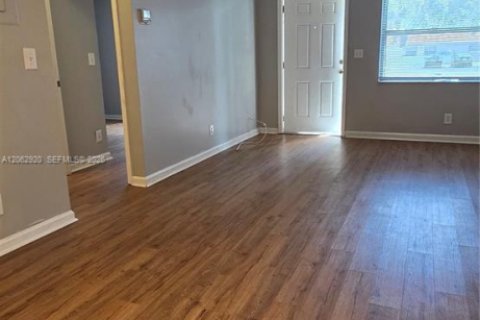 House in West Palm Beach, Florida 2 bedrooms, 80.55 sq.m. № 2265475 - photo 11