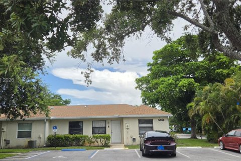House in West Palm Beach, Florida 2 bedrooms, 80.55 sq.m. № 2265475 - photo 2
