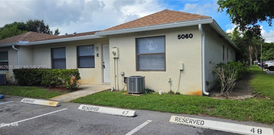 House in West Palm Beach, Florida 2 bedrooms, 80.55 sq.m. № 2265475
