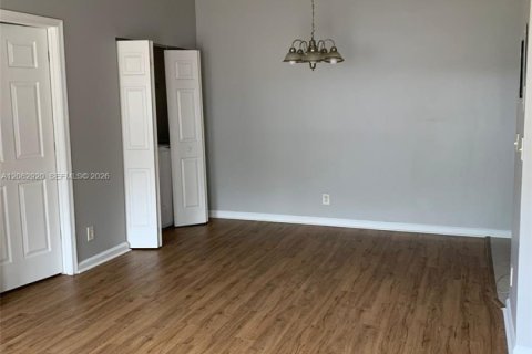 House in West Palm Beach, Florida 2 bedrooms, 80.55 sq.m. № 2265475 - photo 10