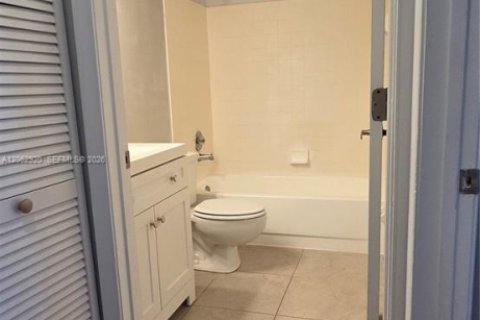 House in West Palm Beach, Florida 2 bedrooms, 80.55 sq.m. № 2265475 - photo 15