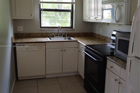 House in West Palm Beach, Florida 2 bedrooms, 80.55 sq.m. № 2265475 - photo 5