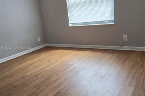 House in West Palm Beach, Florida 2 bedrooms, 80.55 sq.m. № 2265475 - photo 16