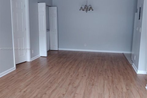 House in West Palm Beach, Florida 2 bedrooms, 80.55 sq.m. № 2265475 - photo 3
