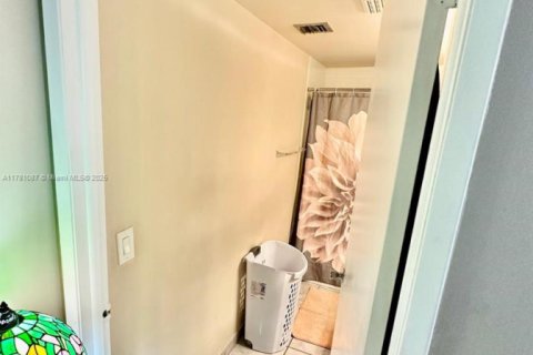 Condo in Miami, Florida, 3 bedrooms  № 1712947 - photo 10