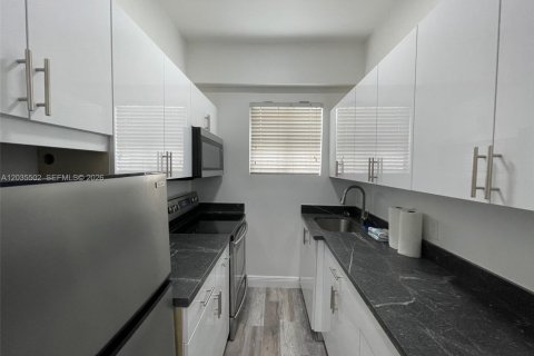 Villa ou maison à louer à Coral Gables, Floride: 2 chambres, 317.73 m2 № 2084227 - photo 6