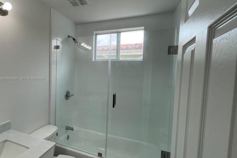 Villa ou maison à louer à Coral Gables, Floride: 2 chambres, 317.73 m2 № 2084227 - photo 9
