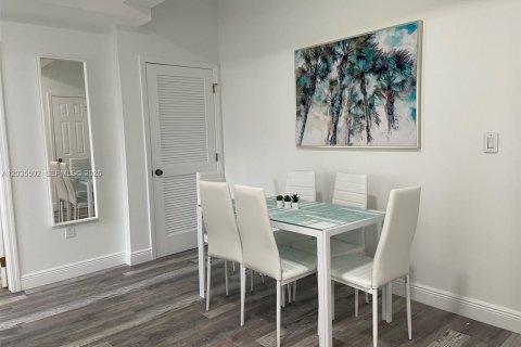Villa ou maison à louer à Coral Gables, Floride: 2 chambres, 317.73 m2 № 2084227 - photo 4