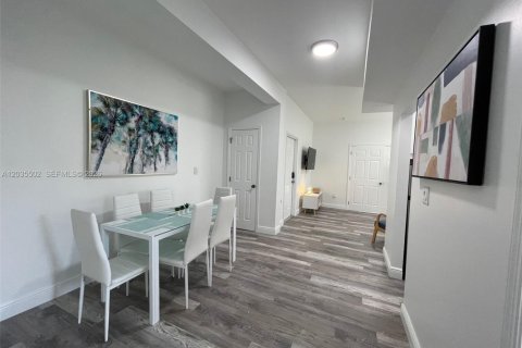 Villa ou maison à louer à Coral Gables, Floride: 2 chambres, 317.73 m2 № 2084227 - photo 5