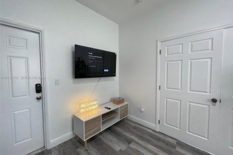 Villa ou maison à louer à Coral Gables, Floride: 2 chambres, 317.73 m2 № 2084227 - photo 3