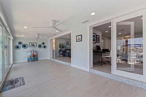 House in Saint Petersburg, Florida 2 bedrooms, 153.29 sq.m. № 2099250 - photo 21