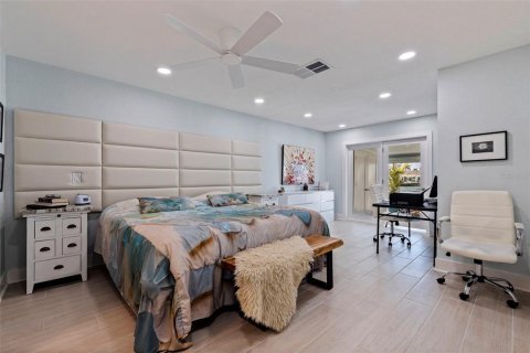 House in Saint Petersburg, Florida 2 bedrooms, 153.29 sq.m. № 2099250 - photo 15