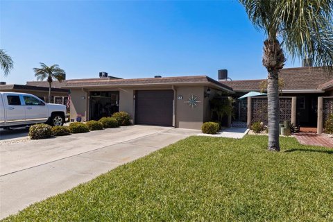 House in Saint Petersburg, Florida 2 bedrooms, 153.29 sq.m. № 2099250 - photo 3