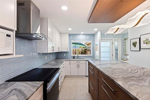 House in Saint Petersburg, Florida 2 bedrooms, 153.29 sq.m. № 2099250 - photo 8