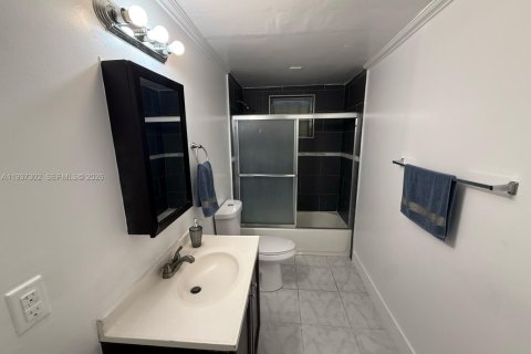 Immobilier commercial à louer à Miami, Floride: 1 chambre, 218.41 m2 № 1995160 - photo 3