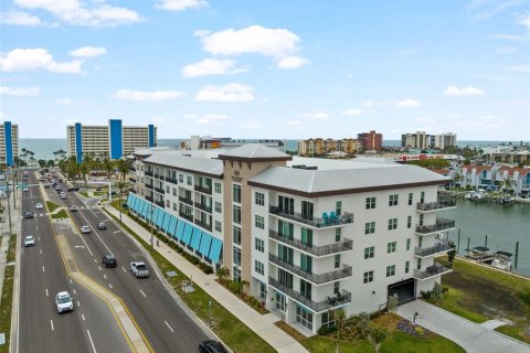 Condominio en Madeira Beach, Florida, 2 dormitorios  № 2101838