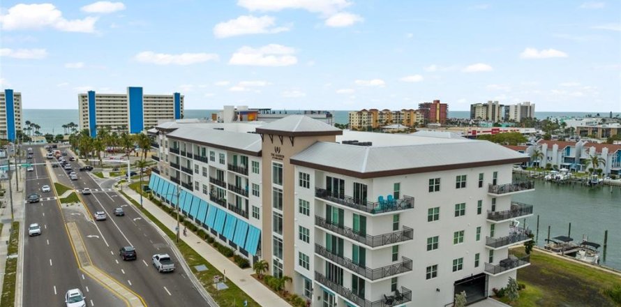 Condominio en Madeira Beach, Florida, 2 dormitorios  № 2101838