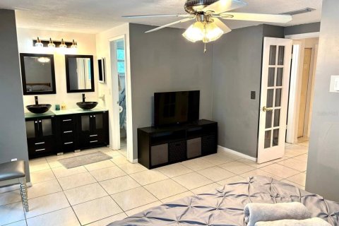 House in Tampa, Florida 4 bedrooms, 158.86 sq.m. № 2095282 - photo 16