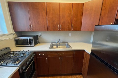 Condo in Miami Beach, Florida, 1 bedroom № 2080494 - photo 3