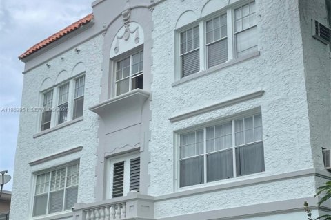 Condo in Miami Beach, Florida, 1 bedroom № 2080494 - photo 10