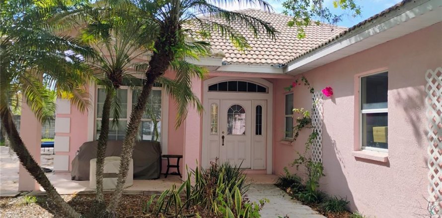 House in Land O' Lakes, Florida 3 bedrooms, 165.09 sq.m. № 2097993