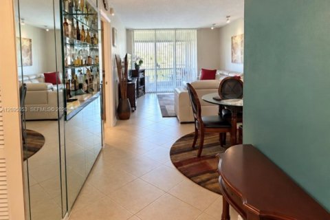 Condo in Lauderdale Lakes, Florida, 2 bedrooms  № 2392079 - photo 12
