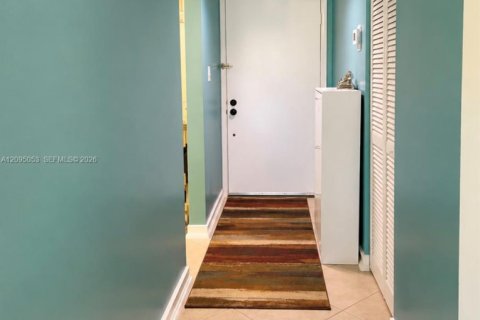 Condo in Lauderdale Lakes, Florida, 2 bedrooms  № 2392079 - photo 2