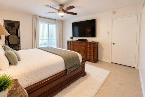 Condo in Lauderdale Lakes, Florida, 2 bedrooms  № 2392079 - photo 14