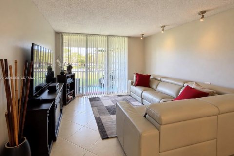 Condo in Lauderdale Lakes, Florida, 2 bedrooms  № 2392079 - photo 11