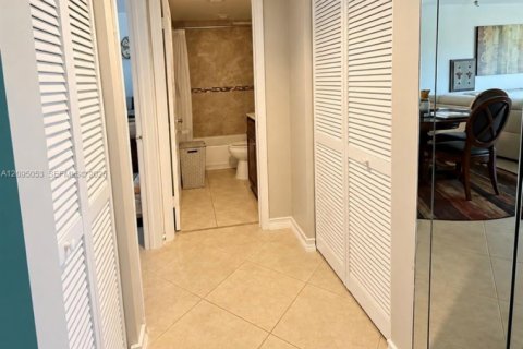 Condo in Lauderdale Lakes, Florida, 2 bedrooms  № 2392079 - photo 10