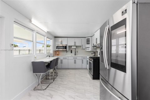 Villa ou maison à vendre à Miami Gardens, Floride: 5 chambres, 154.03 m2 № 1953483 - photo 24