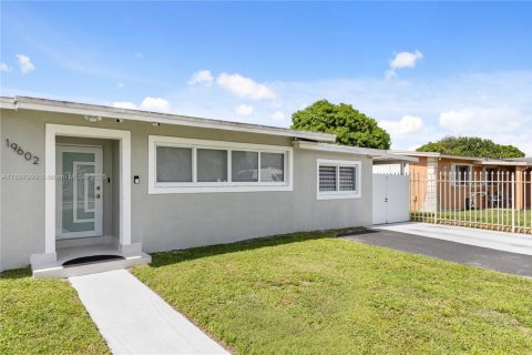 Villa ou maison à vendre à Miami Gardens, Floride: 5 chambres, 154.03 m2 № 1953483 - photo 2