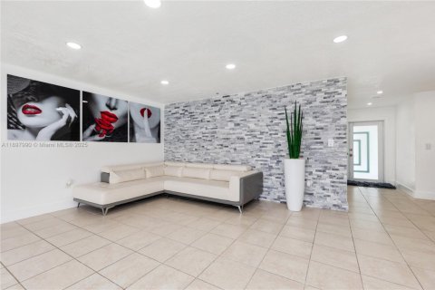 Villa ou maison à vendre à Miami Gardens, Floride: 5 chambres, 154.03 m2 № 1953483 - photo 5