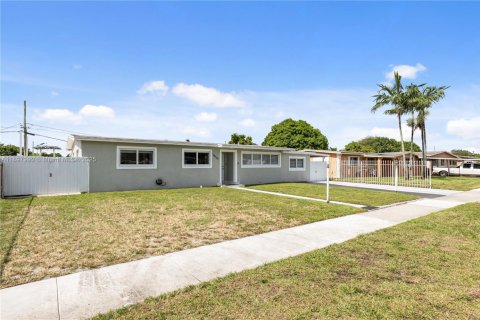 Villa ou maison à vendre à Miami Gardens, Floride: 5 chambres, 154.03 m2 № 1953483 - photo 1