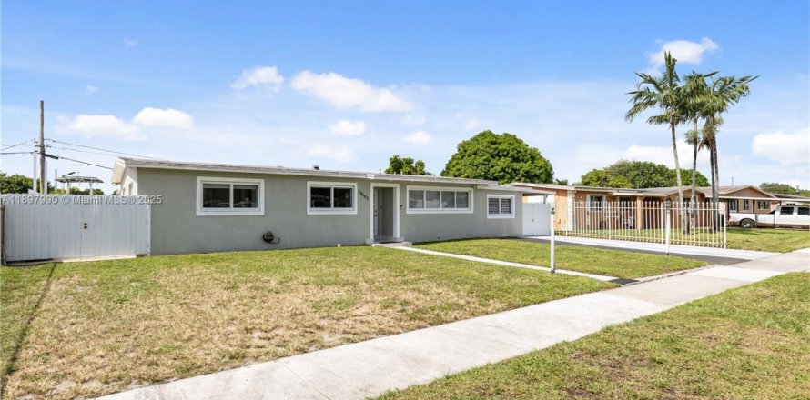 Villa ou maison à Miami Gardens, Floride 5 chambres, 154.03 m2 № 1953483