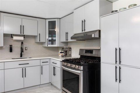 Villa ou maison à vendre à Miami Gardens, Floride: 5 chambres, 154.03 m2 № 1953483 - photo 27